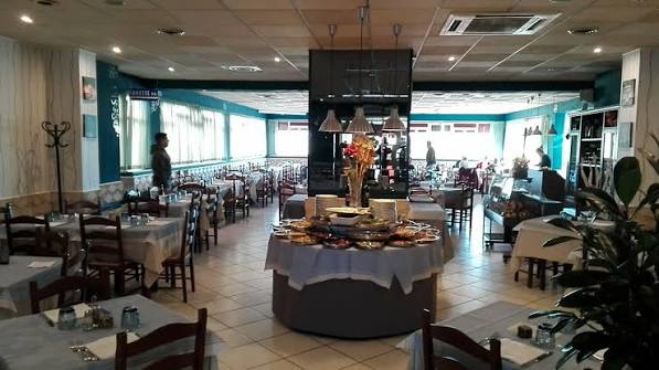La sala grande del Ristorante Tony apparecchiata, con il tavolo degli antipasti