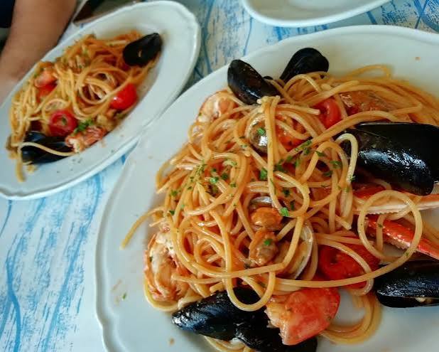 Spaghetti allo scoglio con cozze, gamberi e pomodorini