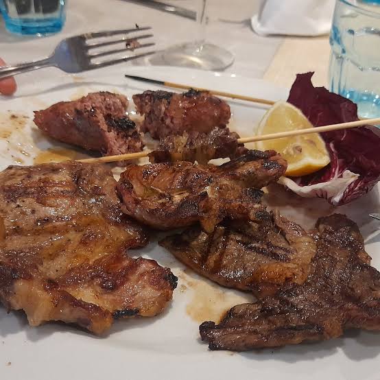 Grigliata mista di carne alla brace con radicchio e limone
