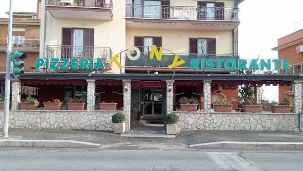 L'insegna del Ristorante Pizzeria Tony su via Nomentana a Fonte Nuova