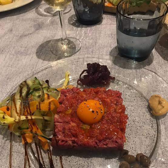 Tartare di manzo con uovo e verdure grigliate